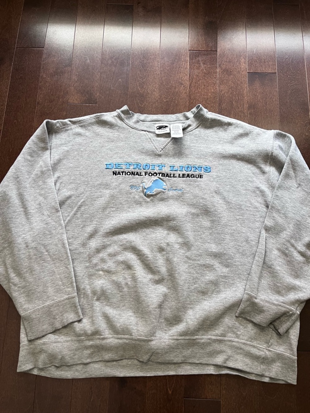 Vintage Detroit Lions 2000 Boxy Distressed Gray Embroidered Crewneck Sweatshirt